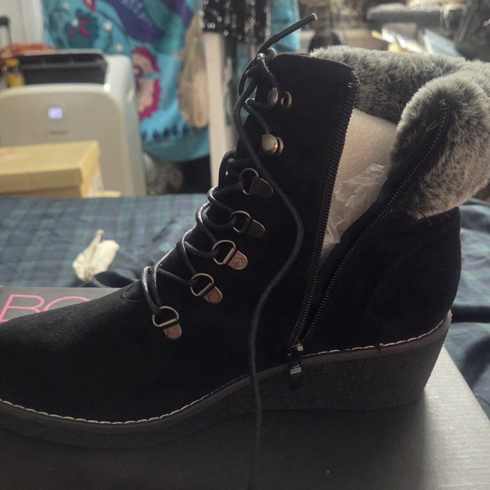 Elegant Black Fur-Lined Heeled Boots